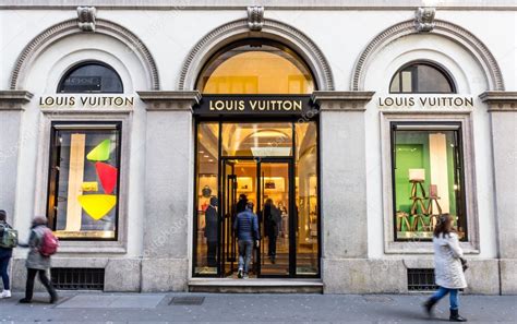 negozio louis vuitton via montenapoleone milano|louis vuitton milano store.